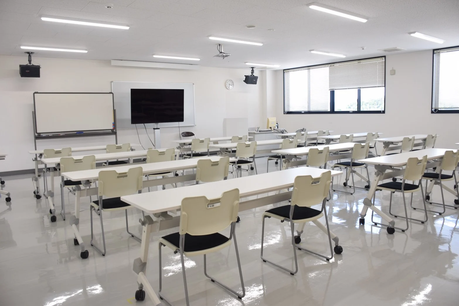 明るく清潔な学科教室