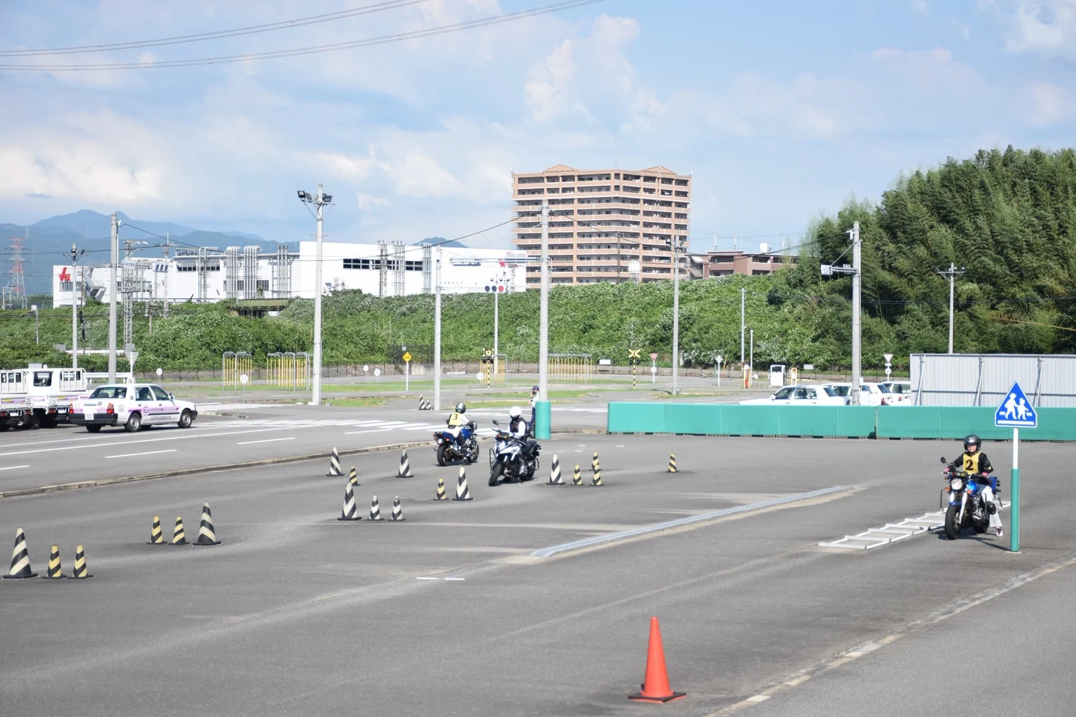 教習コースで行われている二輪教習