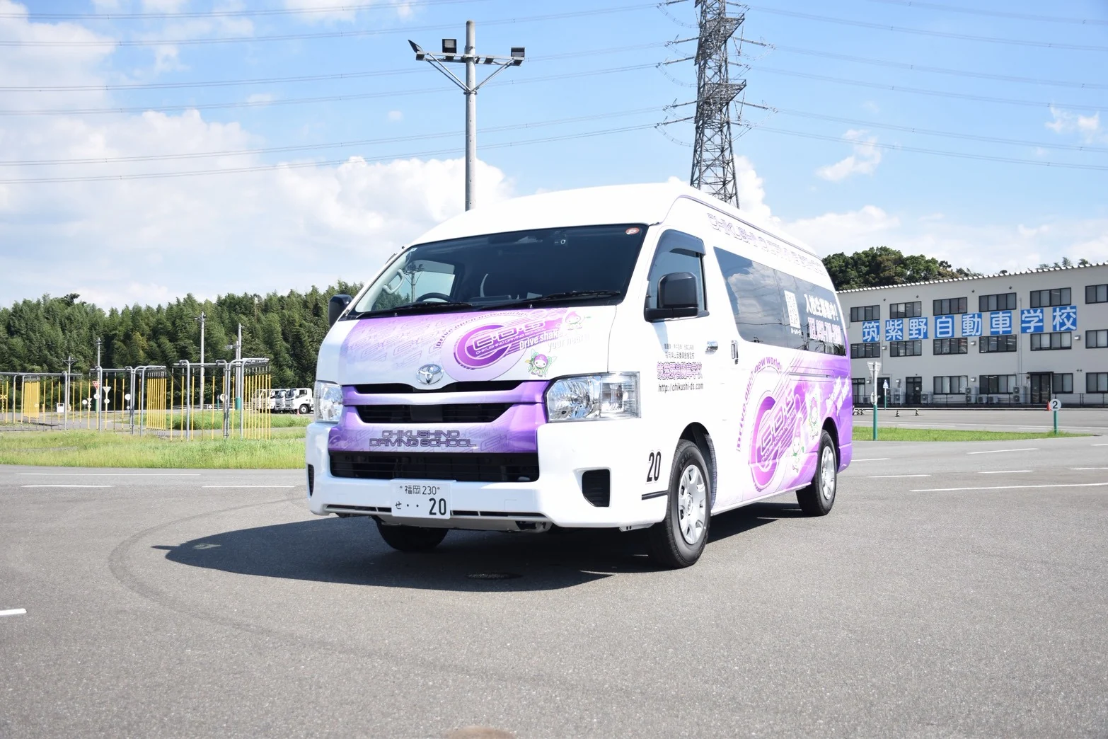 教習コースを走る無料送迎車