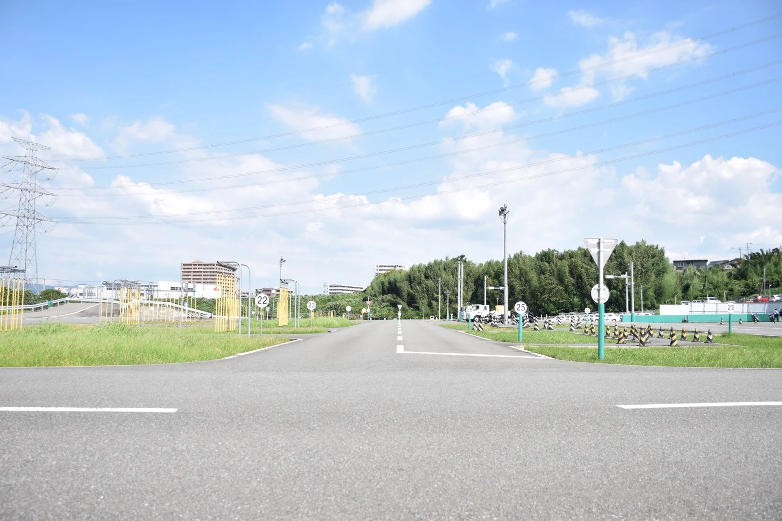 晴れた日の広い教習コース