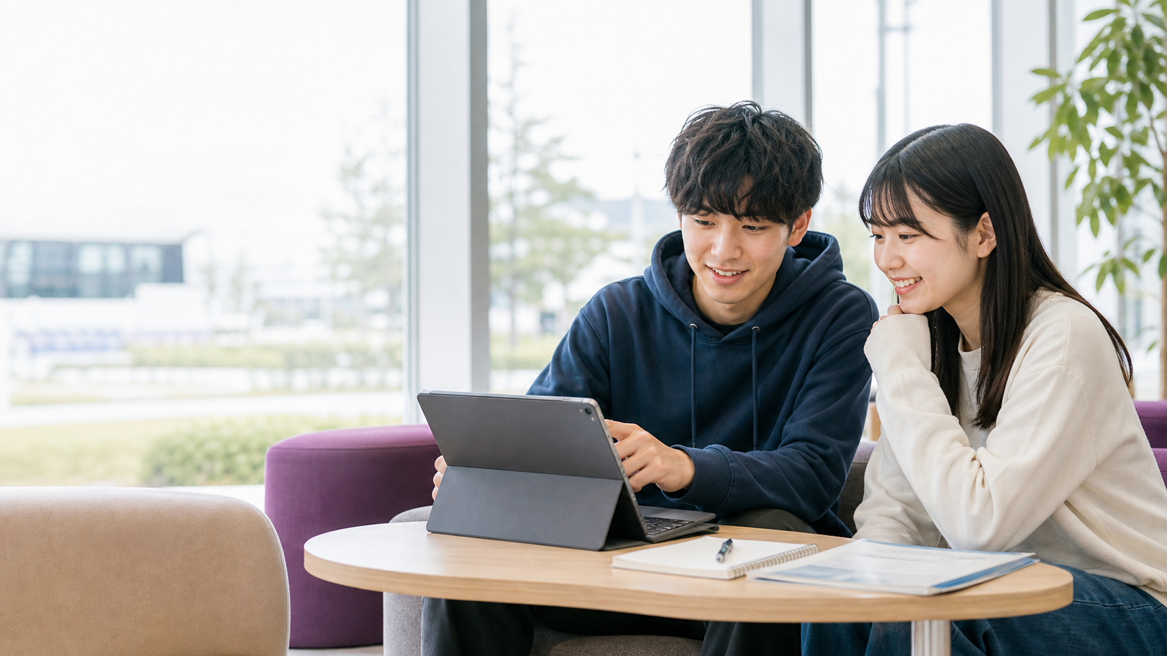 在校生がパソコンで確認している様子